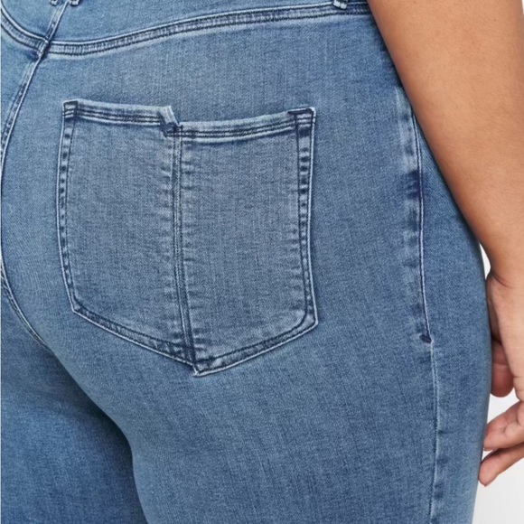 🤩 GOOD AMERICAN—GOOD SPLIT POCKET STRAIT JEAN! 🎊 - Picture 3 of 11